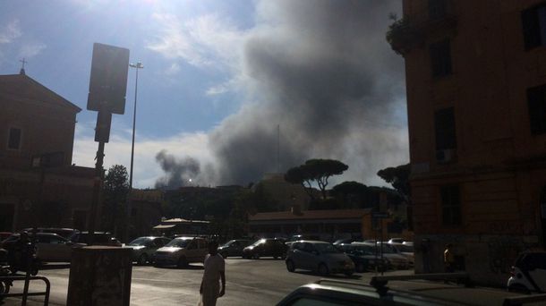 Asi se ve la columna de humo en el Vaticano