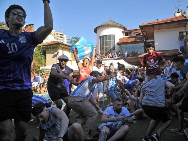 Un grupo de hinchas celebró el triunfo de la Selección en la casa de Maradona en Villa Devoto