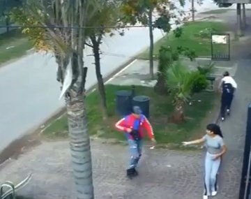 Video: le robaron a una pareja en Merlo y él salió corriendo