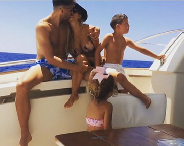 Anderson y Demichelis: besos y amor en el Mediterráneo