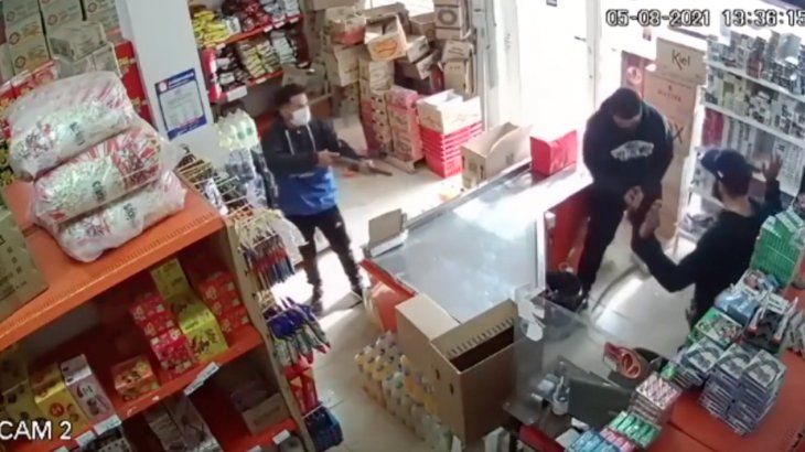 Así robaron con un arma larga un negocio en Neuquén