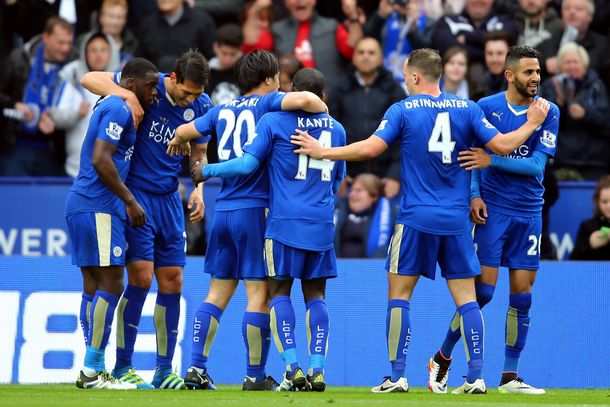 Con dos de Ulloa, Leicester goleó y se encamina a hacer historia