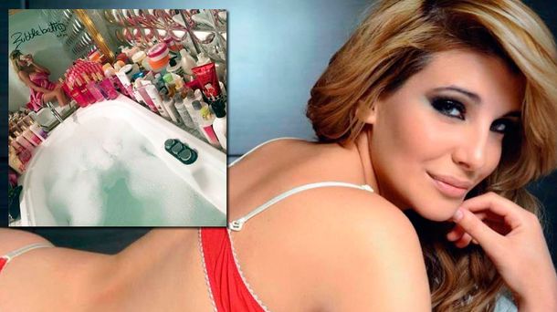 Despreocupada por el robo, Charlotte Caniggia se saca fotos en la ducha