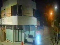 Una pareja robó una 4x4 de una concesionaria y la sacó por la vidriera