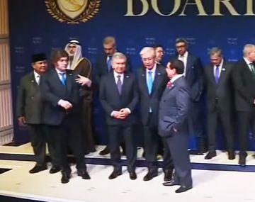 ¿Qué le pasa a Milei en la mano izquierda? El temblor que despertó preocupación en redes