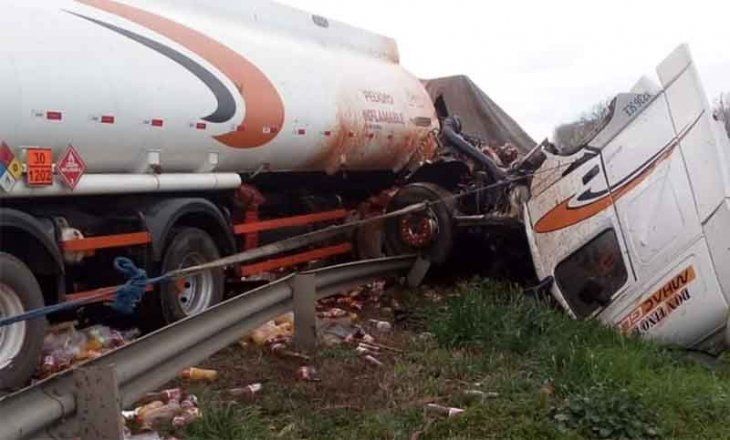 Santa Fe Impactante Choque De Camiones Dejó Dos Heridos Graves Y La