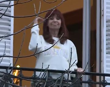 Así saludó Cristina desde su balcón tras el acto en Parque Lezama