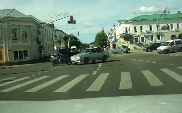 De película: chocó con su moto y aterrizó en el techo de un auto