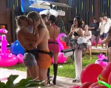 El fogoso beso que Sabrina y Denisse se dieron en Gran Hermano