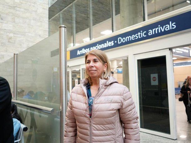 Migrante cubana que vive en Malvinas recibió la residencia argentina