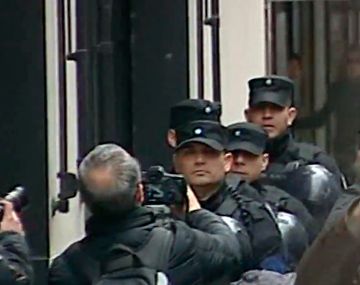 Allanan la casa de CFK en Recoleta: la policía despliega un gran operativo