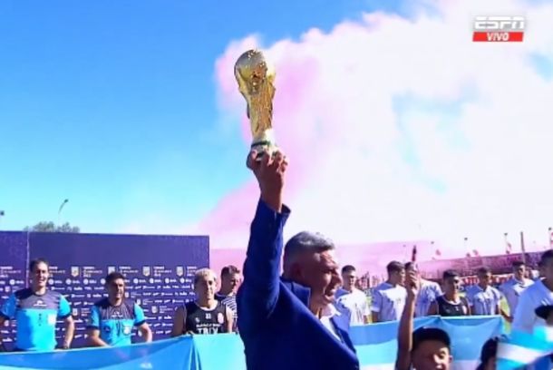 Chiqui Tapia levantó la Copa del Mundo en el estadio que lleva su nombre