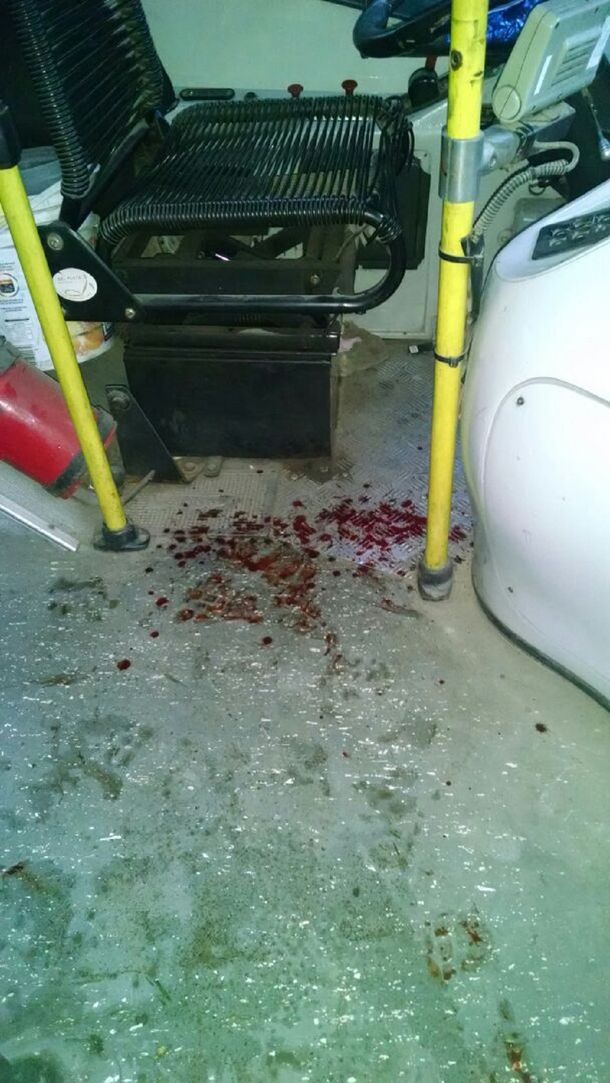 Un chofer de la línea 216 fue atacado a cuchillazos.