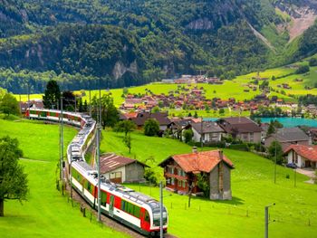 Suiza limita con Alemania, Francia, Italia, Austria y Liechtenstein.