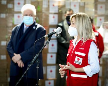 Fabiola Yáñez entregó a la Cruz Roja los insumos adquiridos en la campaña Unidos por Argentina