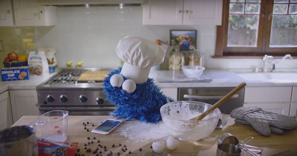 El monstruo de las galletas es el protagonista de un gracioso anuncio de Apple