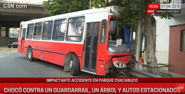 Brutal choque de un micro Parque Chacabuco: 35 personas heridas