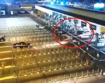 Murió un hombre por un impresionante choque en el peaje de la Autopista Illia