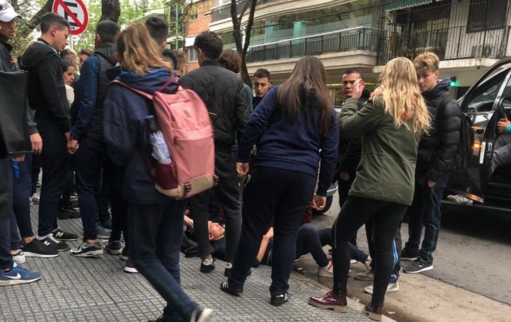 Una patota atacó a un grupo de alumnos a la salida de un colegio en Caballito