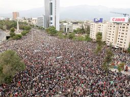 La plaza Baquedano, también conocida como plaza Italia, fue el punto del cuentro de miles de chilenos