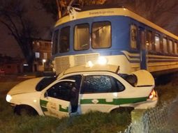 Tren universitario arrolló taxi en El Mondongo