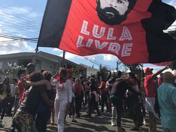 Manifestantes en la puerta de la cárcel de Curitiba.