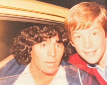 Se sacó una foto con Diego Maradona hace 41 años y ahora lo buscan