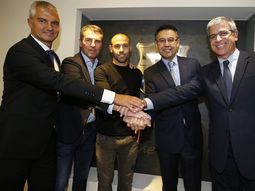 Javier Macherano firmó su renovación con el Barcelona hasta junio de 2019. Javier Macherano firmó su renovación con el Barcelona hasta junio de 2019.