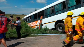 tragedia en santa fe: dos micros chocaron y hay al menos 12 muertos tragedia en santa fe: dos micros chocaron y hay al menos 12 muertos