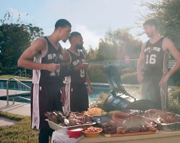 Manu Ginóbili les hizo un asado a&nbsp;Paul Gasol, Patrick Mills y Danny Green