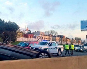 Choque y vuelco fatal en la autopista Buenos Aires-La Plata: un muerto y tres heridos