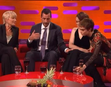 VIDEO: El polémico manoseo de Adam Sandler a una actriz en un programa en vivo