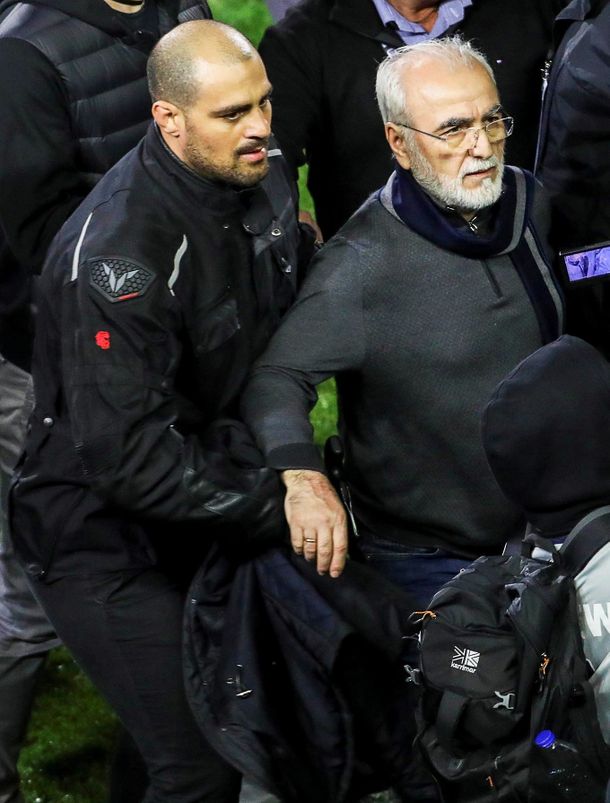 El dirigente fue sacado por las fuerzas de seguridad