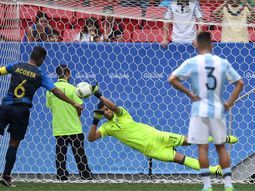Lo hizo y lo salvó: Rulli le da vida a la Selección ante Honduras