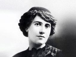 Carmen Serdán, heroina de la revolución, nace en 1875. Carmen Serdán, heroina de la revolución, nace en 1875.