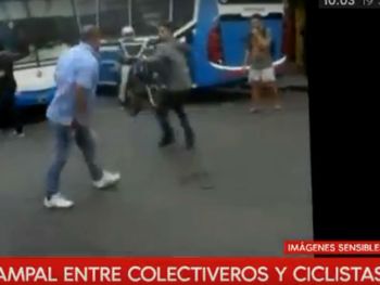 Así se agarraron a trompadas un colectivero y un ciclisya
