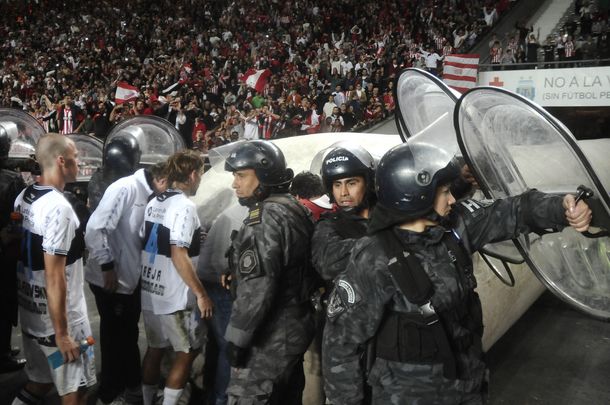 Clásico violento: apuñalaron a un hincha de Estudiantes en la zona de palcos