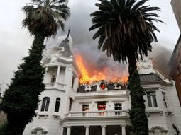 Tensión y nuevos incidentes en Chile: se incendia el edificio de una universidad