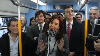cristina presento el nuevo tren sarmiento: algunos decian que era un fotomontaje cristina presento el nuevo tren sarmiento: algunos decian que era un fotomontaje