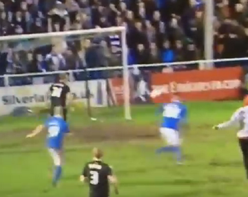Un hincha se metió al campo...¡y casi hace un gol!