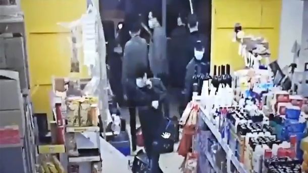 Ataque de la mafia china en La Plata: entraron a un supermercado y lo destrozaron a palazos