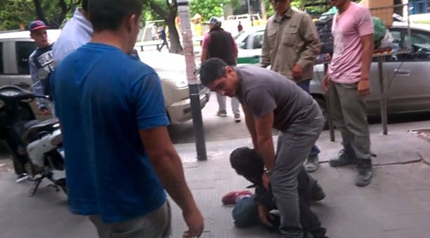 Vecinos atrapan a un ladrón