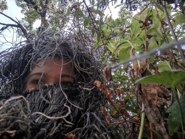 Se vistió de árbol para fotografiar el pedido de casamiento a su hermana
