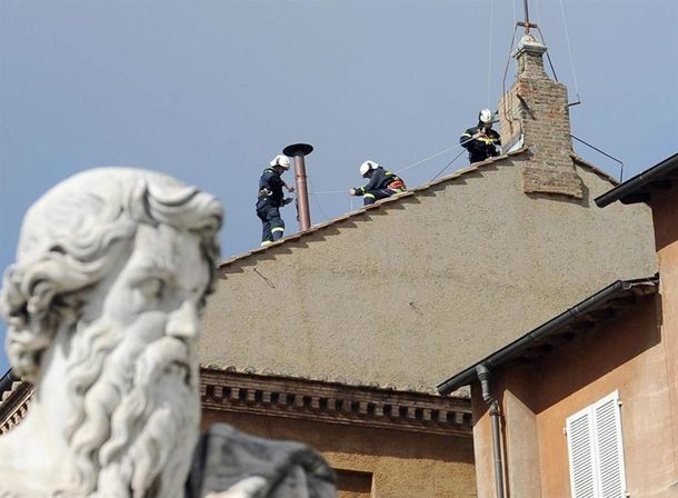 Vaticano: colocan la chimenea de la que saldrá la fumata