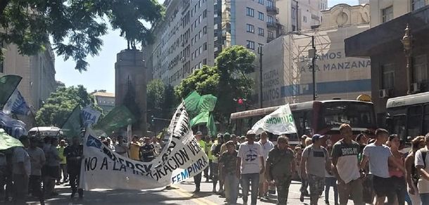 Trabajadores portuarios marcharon por el centro de la Ciudad