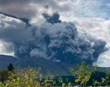Impresionante erupción de un volcán en Japón