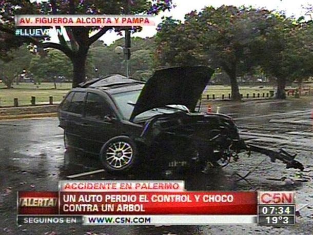 Violento choque en Palermo: un herido tras despistar y terminar contra un árbol