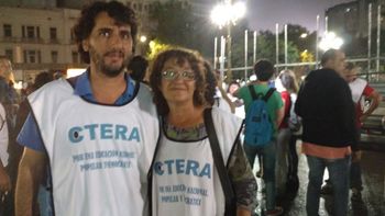 Apoyo a docentes tras la represión - Crédito: @MariaReigada1 Apoyo a docentes tras la represión - Crédito: @MariaReigada1