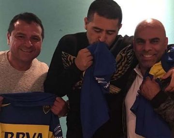 Delgado, Riquelme y Serna, con la de Boca