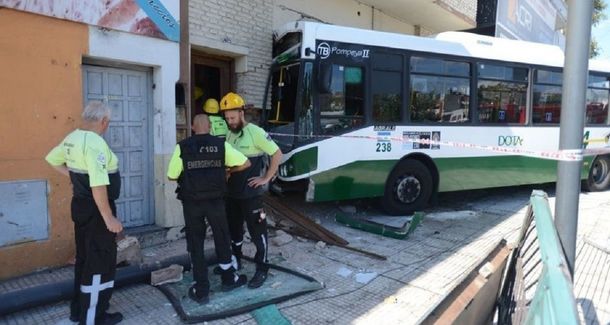 Se subió borracho al bondi, no quiso pagar el boleto y lo estrelló contra una casa